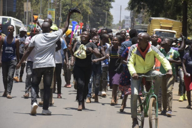 Thika residents protest against William Ruto, allies for insulting the President 