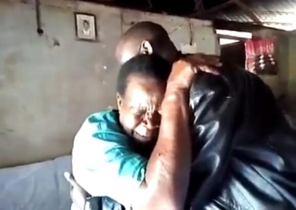 A video of Ghetto Radio boss Julius Ondiji Owino alias Maji Maji comforting his elderly mum has emerged.