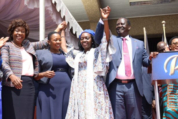 Murang's Senator Irungu Kang'ata has claimed the Azimio la Umoja-One Kenya coalition party presidential running mate Martha Karua will not sustain the pressure that comes with working under the Raila Odinga administration.