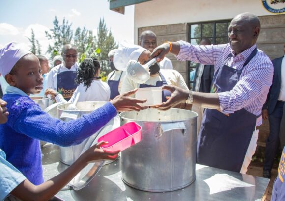 Pupils of Mukarara Primary school in the Waithaka area, Nairobi County were on Wednesday, May 11, treated to a rare occasion after Deputy President William Ruto served them lunch.