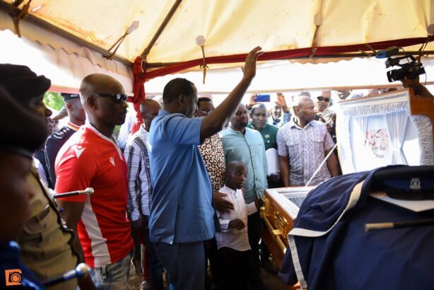 Azimio la Umoja One Kenya Coalition leader Raila Odinga was among the leaders who attended the burial of former police Barrack Otieno Oduor in Siaya County.